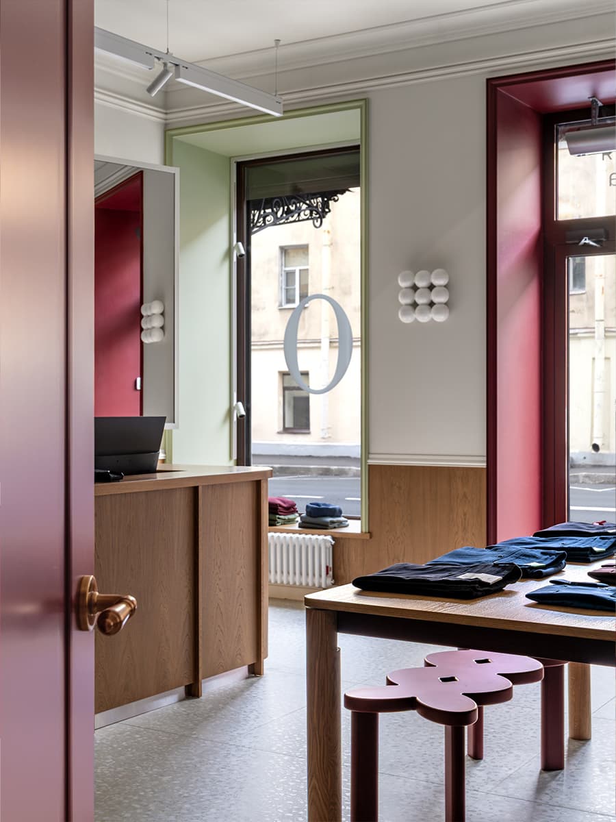 Элегантный интерьер магазина мужской одежды с отсылками к портному делу — проект студии «ПОРА»