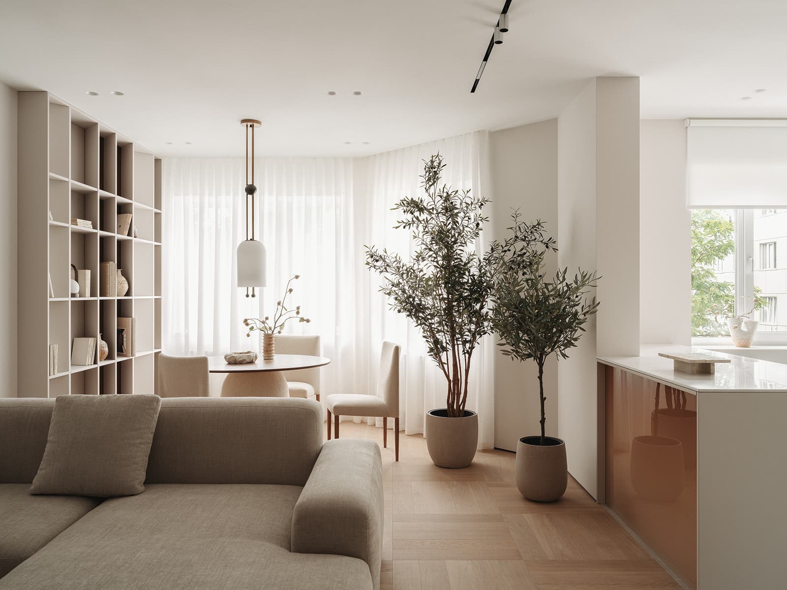 Четырехметровая пальма и лестница из стеклоблоков в интерьере австралийского шоурума — проект Ellison Studios