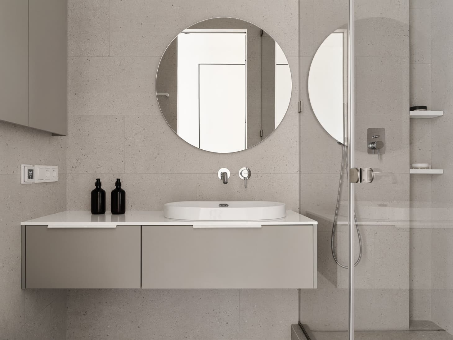 Травертин и шпон дуба в умиротворяющем интерьере московской квартиры — проект студии Alexander Tischler