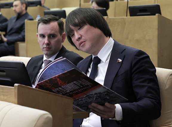 Председатель Комитета по малому и среднему предпринимательству Александр Демин и Председатель Комитета по туризму и развитию туристической инфраструктуры Сангаджи Тарбаев