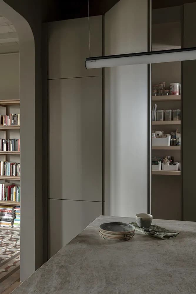 Историческая плитка и открытая планировка в отреставрированном интерьере квартиры — проект Ольги Пахарес