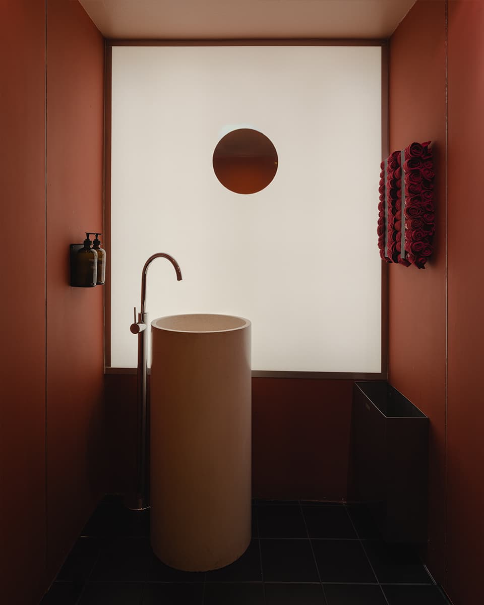 Интерьер караоке в стиле кинематографичного отеля — проект Майи Рожновской