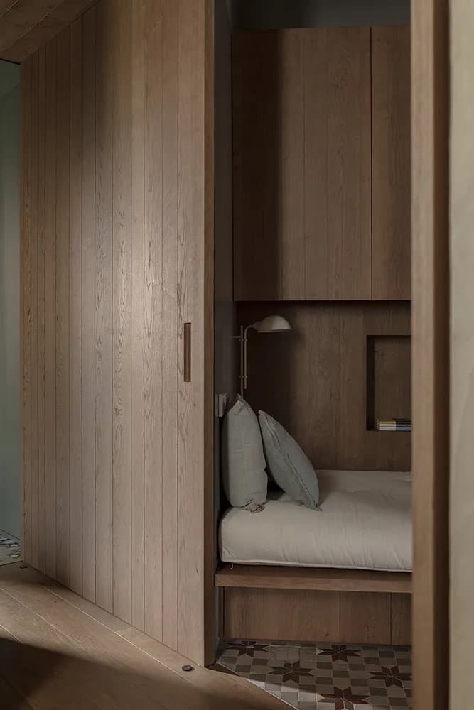 Историческая плитка и открытая планировка в отреставрированном интерьере квартиры — проект Ольги Пахарес