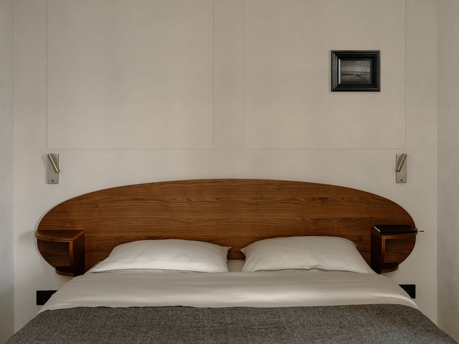 Распашные двери и кухня из нержавеющей стали в интерьере квартиры для мужчины — проект Юлии Даниловой-Нитусовой