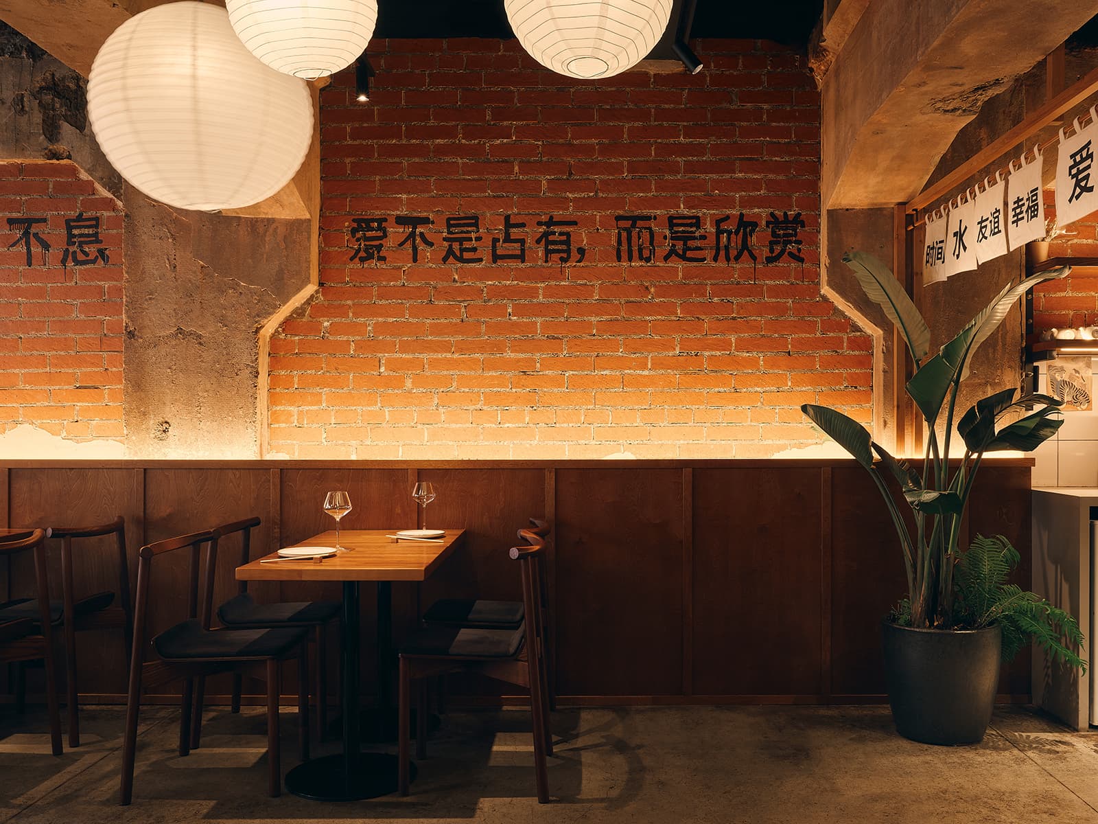 Брутальные фактуры и аутентичный декор в интерьере кафе азиатской кухни — проект Марии Бердник