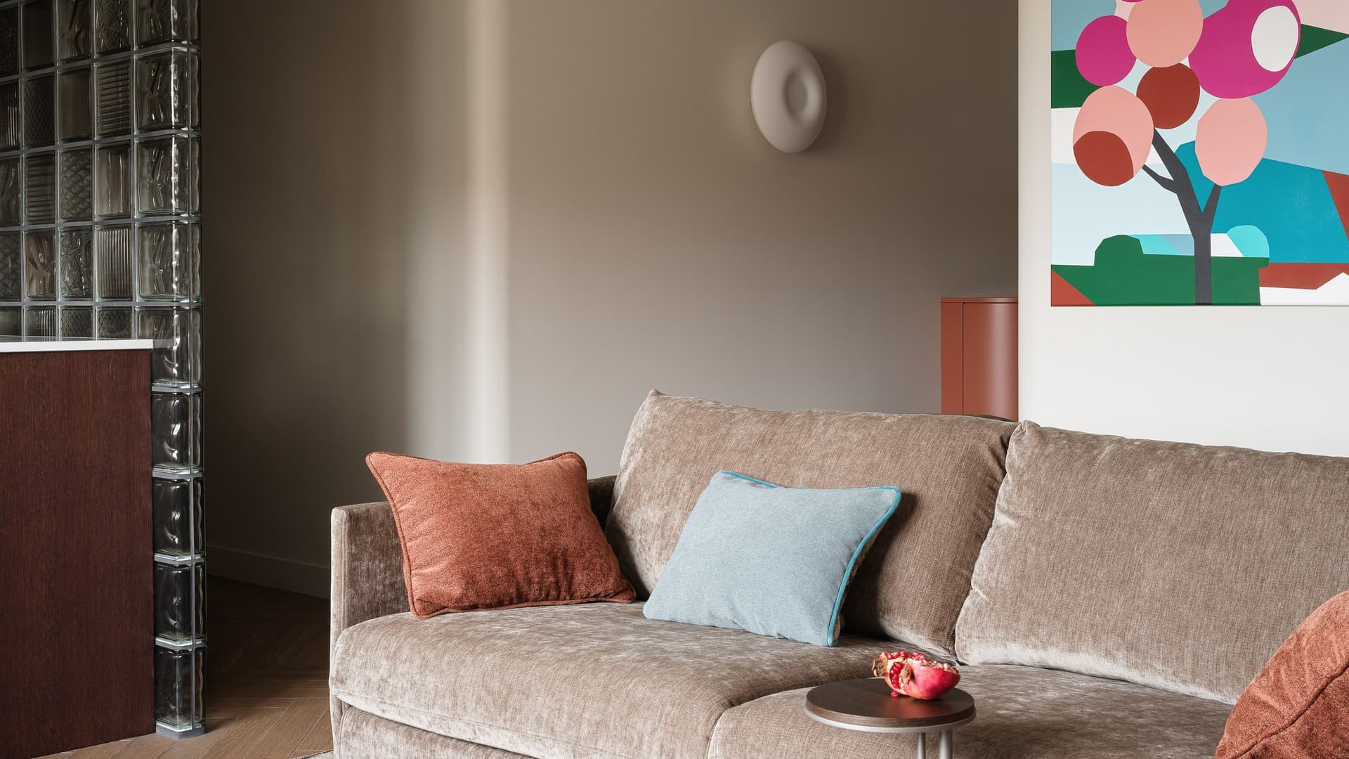 Теплые краски и скрытые хозяйственные блоки в интерьере семейной квартиры — проект Екатерины Дозорец