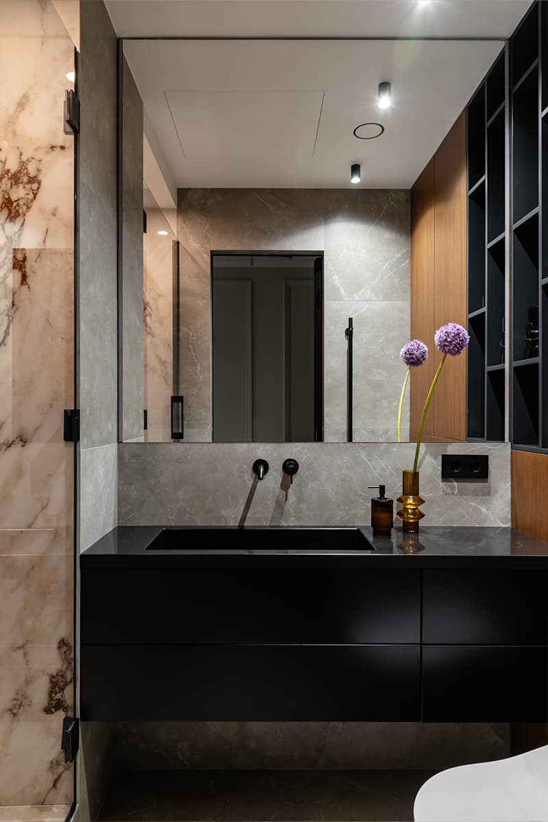 Изящные контрасты и отреставрированная мебель в интерьере семейной квартиры — проект Poisk Bureau