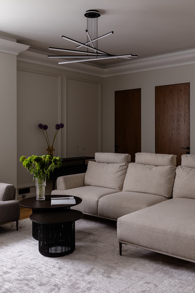 Изящные контрасты и отреставрированная мебель в интерьере семейной квартиры — проект Poisk Bureau