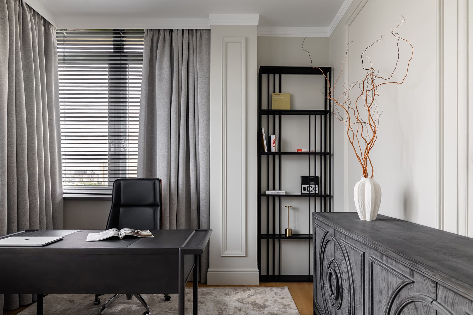 Изящные контрасты и отреставрированная мебель в интерьере семейной квартиры — проект Poisk Bureau