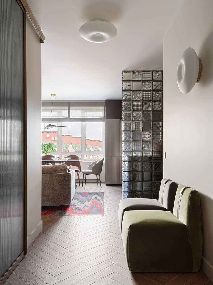 Теплые краски и скрытые хозяйственные блоки в интерьере семейной квартиры — проект Екатерины Дозорец