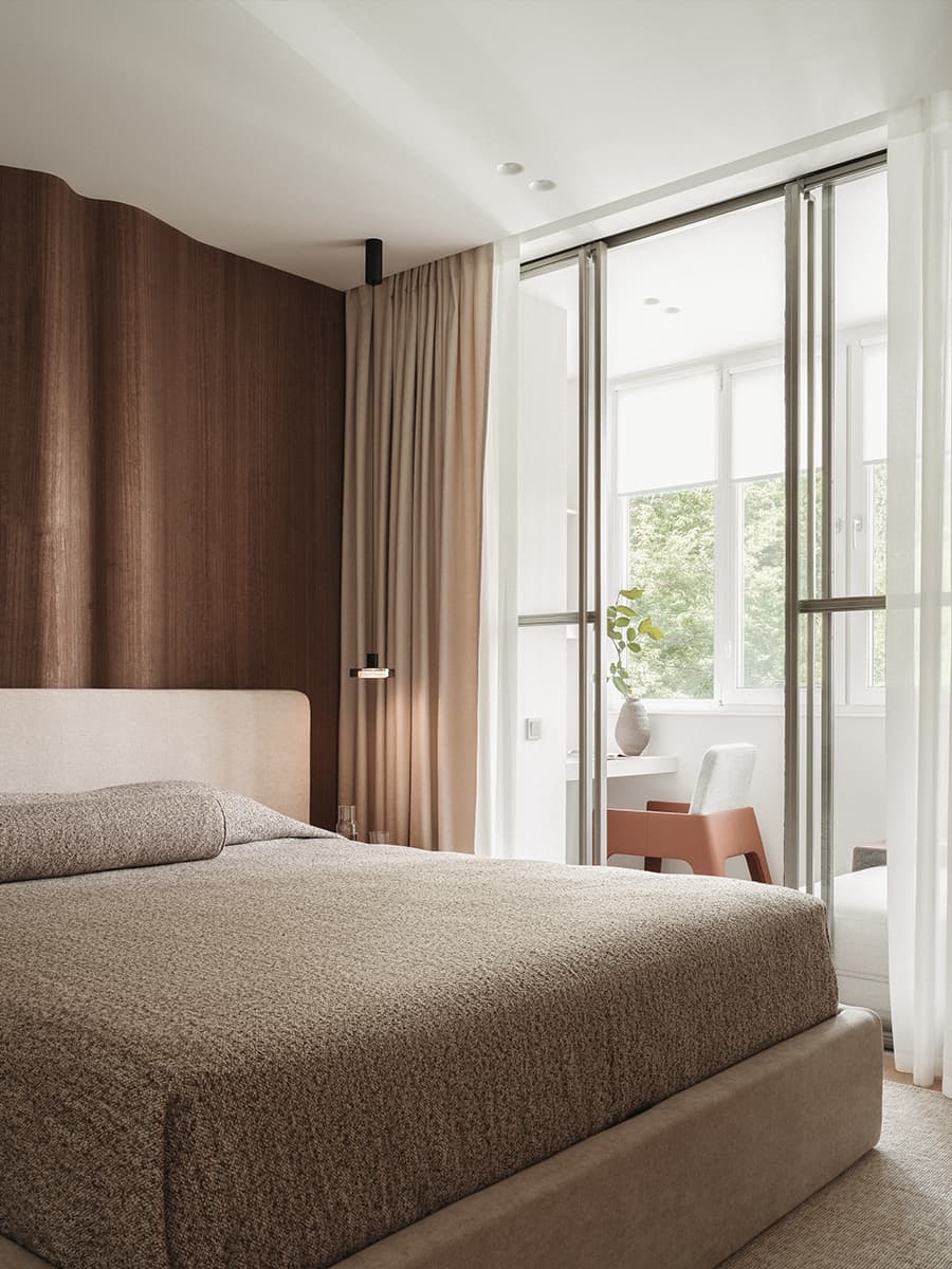 Четырехметровая пальма и лестница из стеклоблоков в интерьере австралийского шоурума — проект Ellison Studios