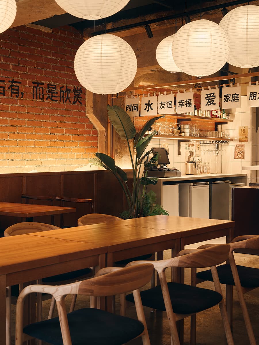 Брутальные фактуры и аутентичный декор в интерьере кафе азиатской кухни — проект Марии Бердник