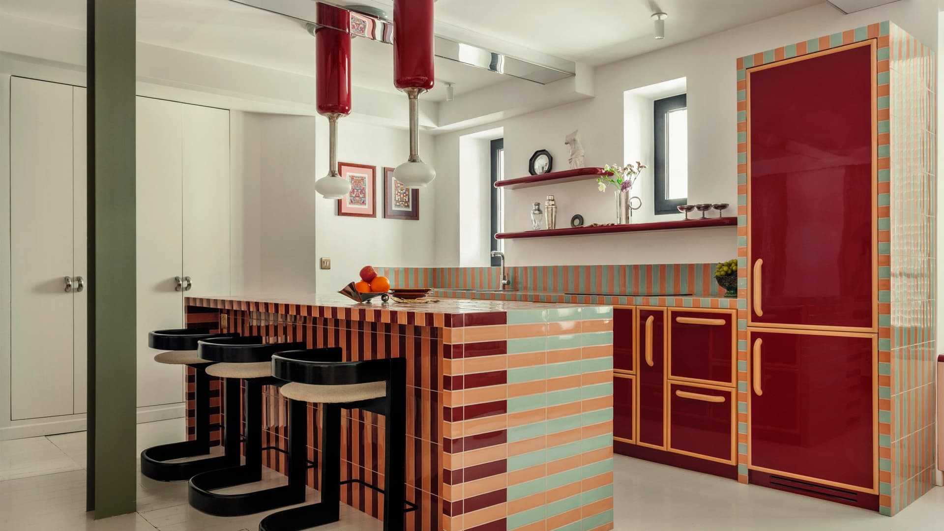 10 интерьеров с кухнями из необычных материалов