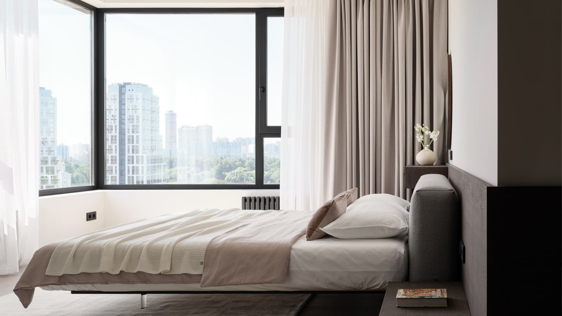 Травертин и шпон дуба в умиротворяющем интерьере московской квартиры — проект студии Alexander Tischler