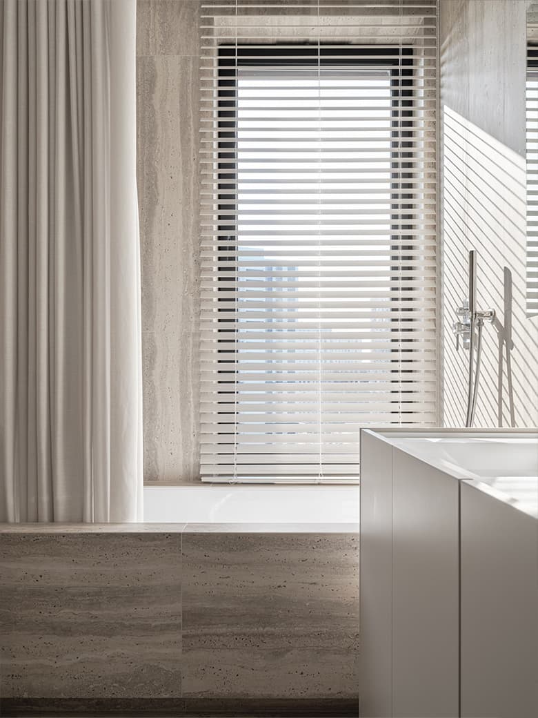 Травертин и шпон дуба в умиротворяющем интерьере московской квартиры — проект студии Alexander Tischler