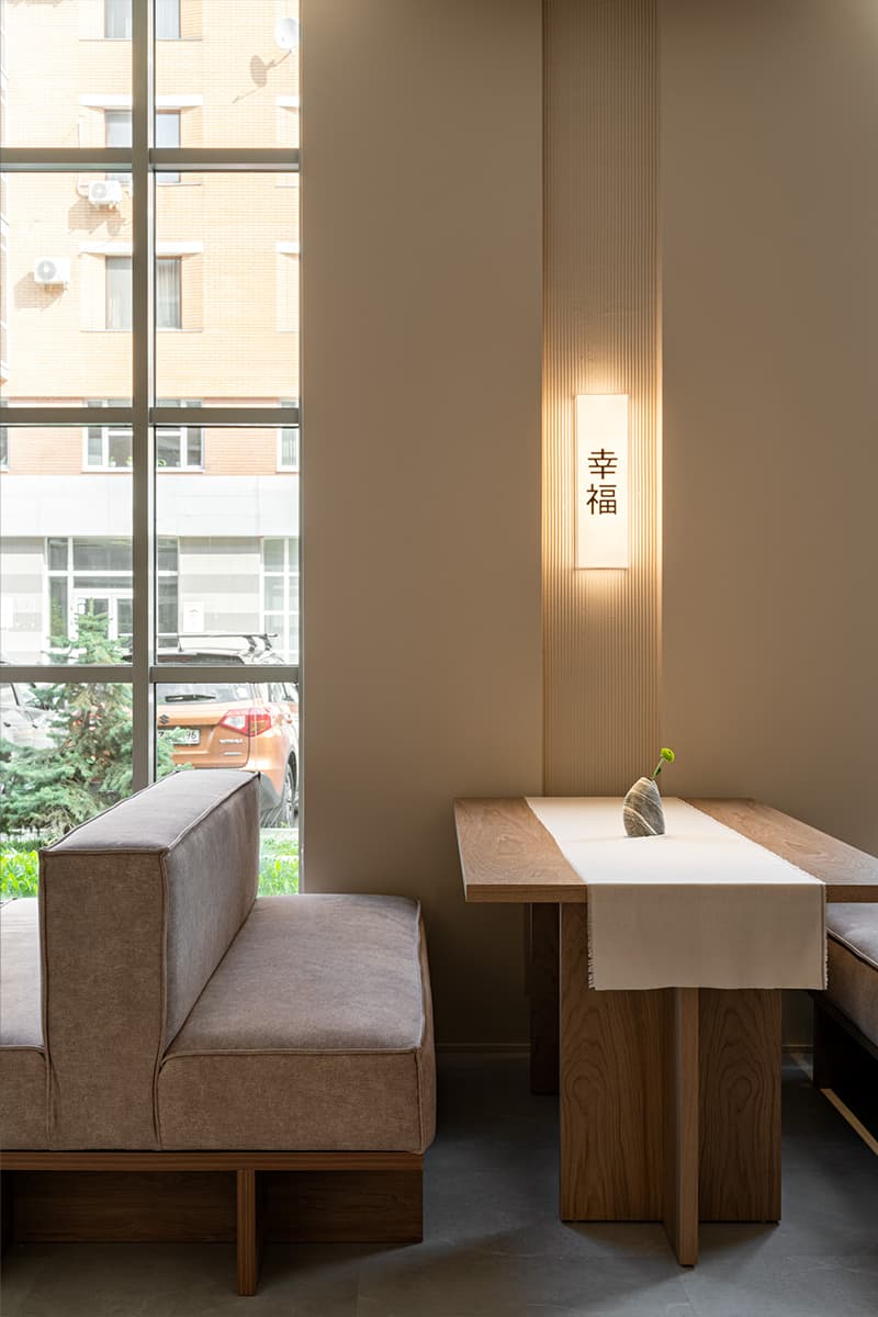 Необычные светильники и черная плитка в интерьере ресторана азиатской кухни в Казани — проект Луизы Альковой