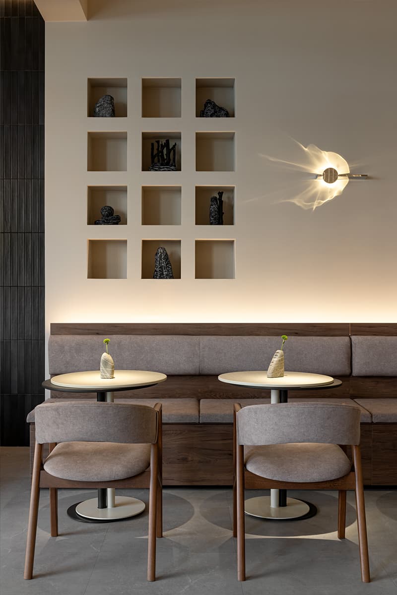 Необычные светильники и черная плитка в интерьере ресторана азиатской кухни в Казани — проект Луизы Альковой