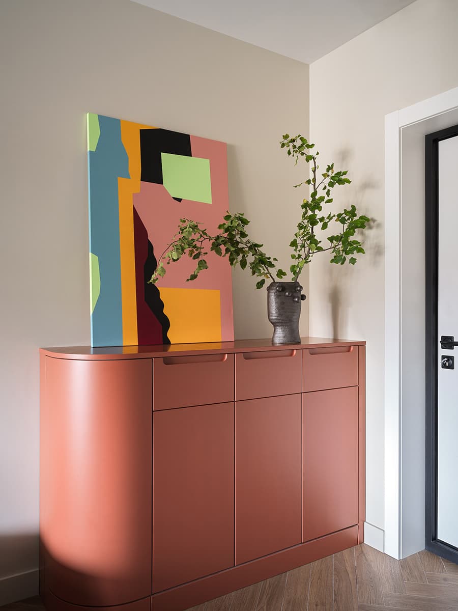 Теплые краски и скрытые хозяйственные блоки в интерьере семейной квартиры — проект Екатерины Дозорец