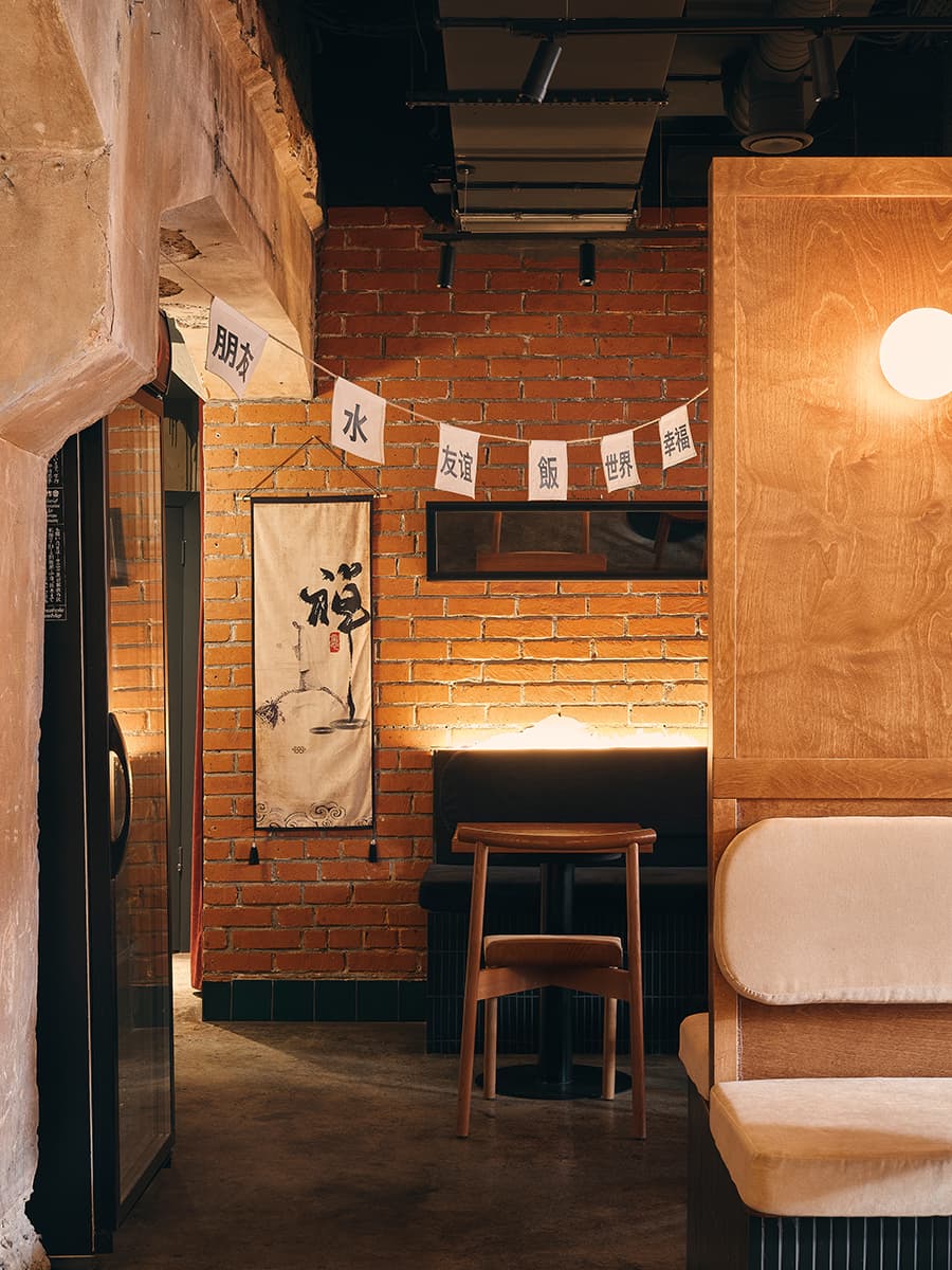 Брутальные фактуры и аутентичный декор в интерьере кафе азиатской кухни — проект Марии Бердник