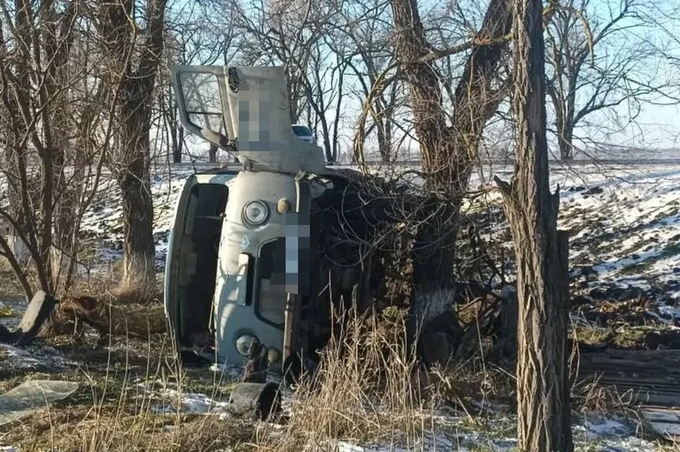 Автобус и УАЗ столкнулись на трассе в Ипатовском округе Ставрополья0