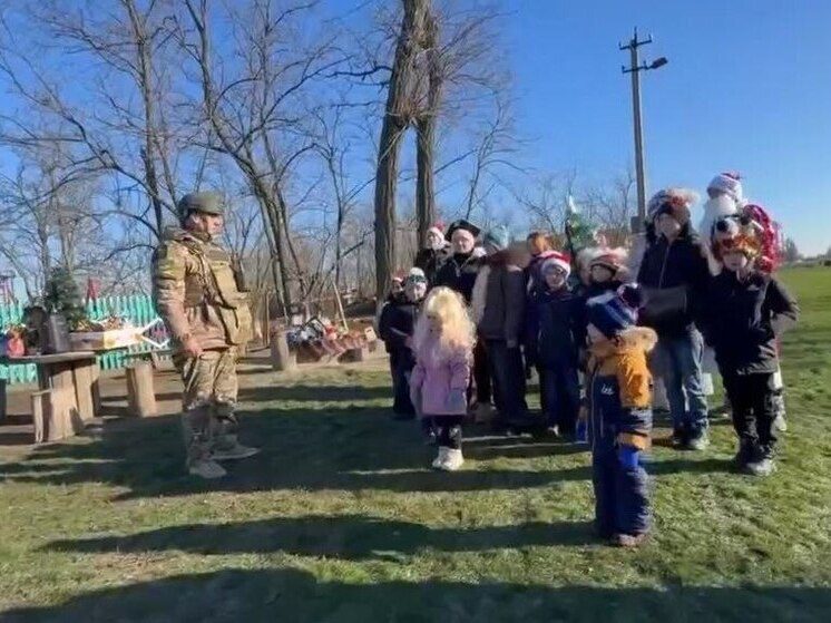 Бойцы отряда «Алания» поздравили детей из прифронтовых посёлков с Новым годом