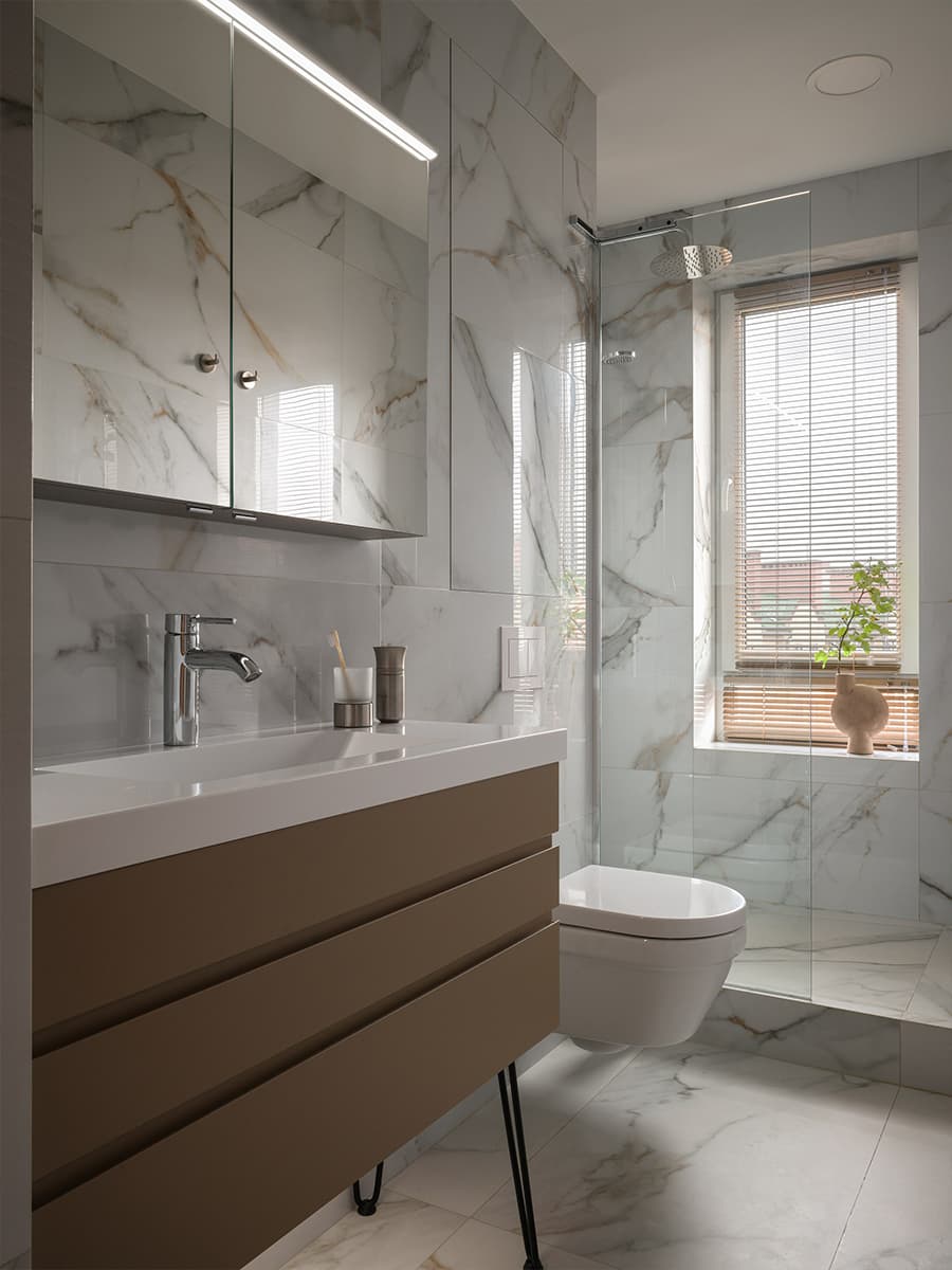 Теплые краски и скрытые хозяйственные блоки в интерьере семейной квартиры — проект Екатерины Дозорец