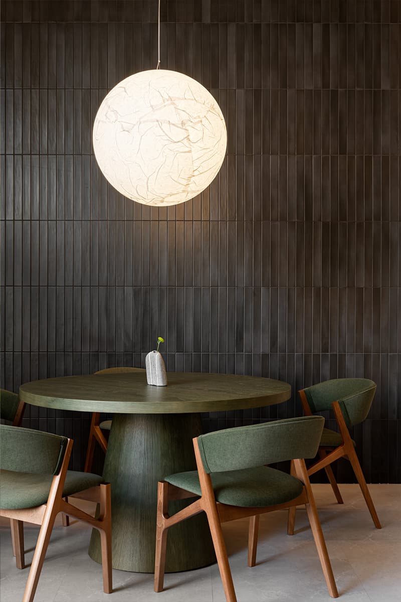 Необычные светильники и черная плитка в интерьере ресторана азиатской кухни в Казани — проект Луизы Альковой