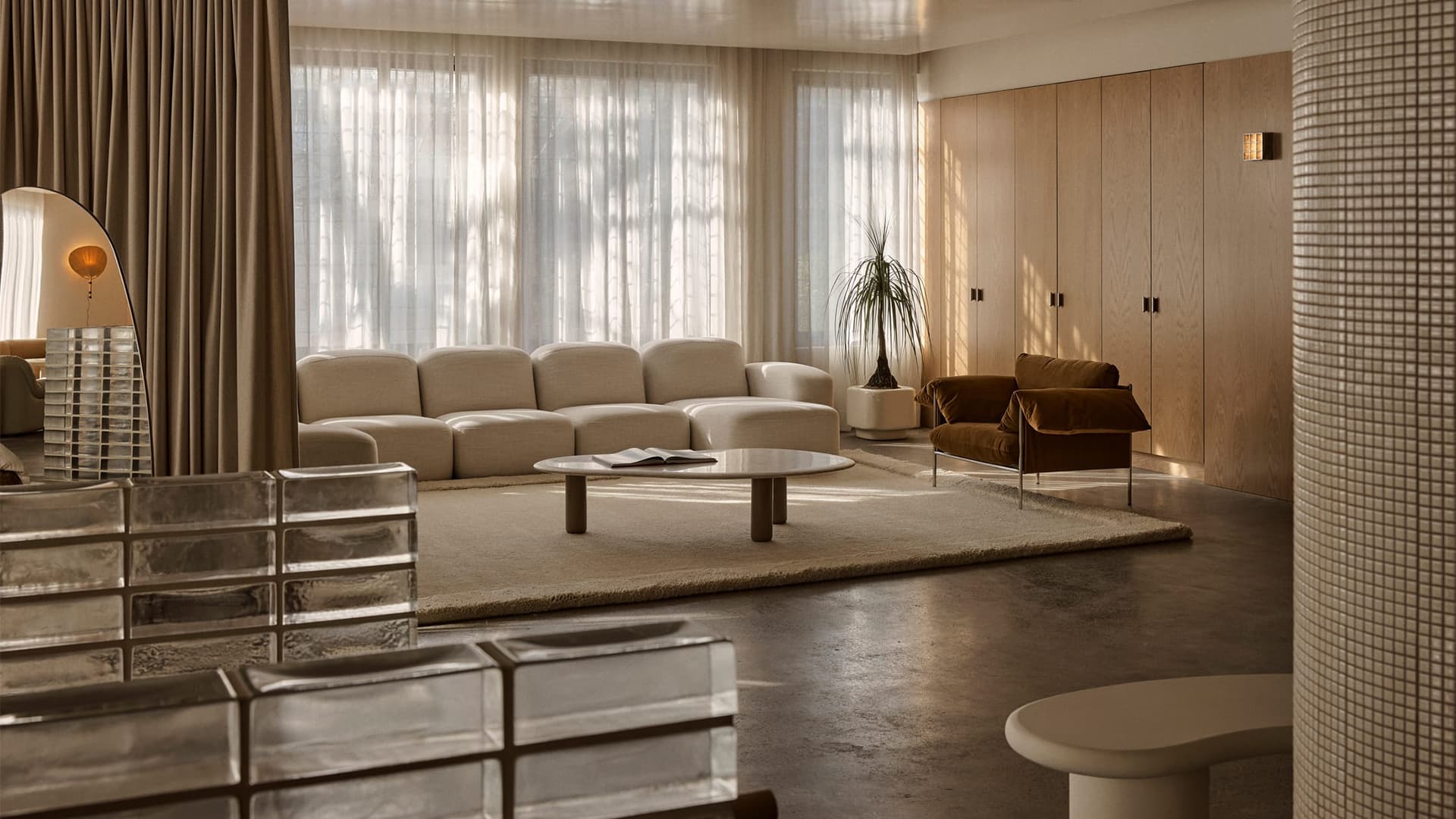 Четырехметровая пальма и лестница из стеклоблоков в интерьере австралийского шоурума — проект Ellison Studios