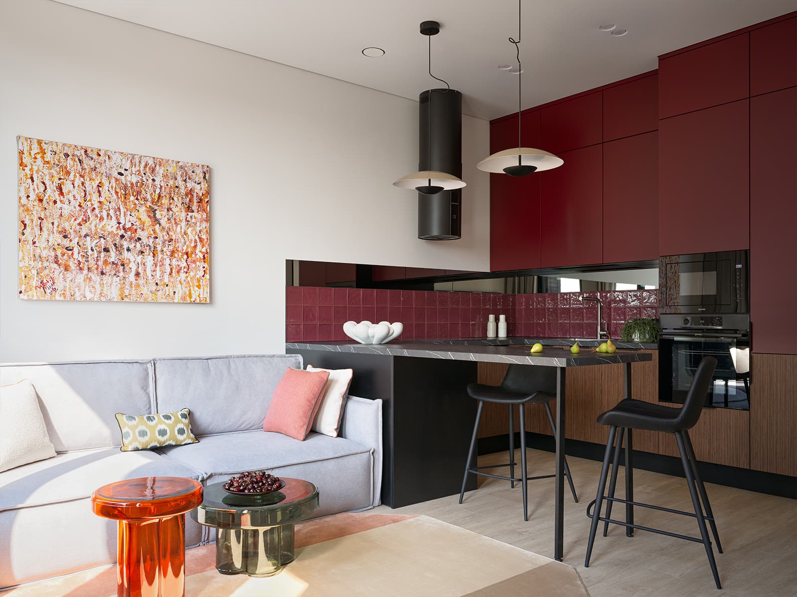 Глубокие бордовые тона в интерьере квартиры под сдачу — проект Натальи Федоровой