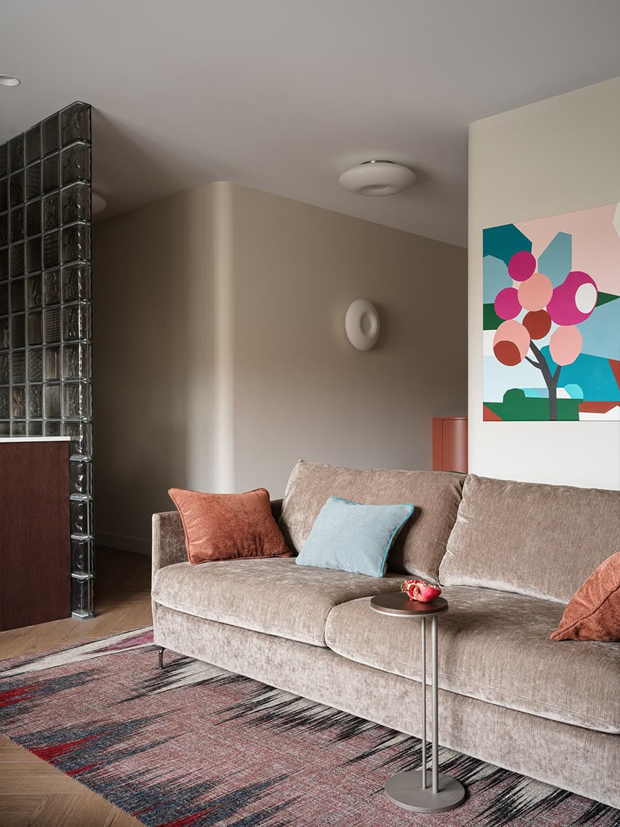 Теплые краски и скрытые хозяйственные блоки в интерьере семейной квартиры — проект Екатерины Дозорец