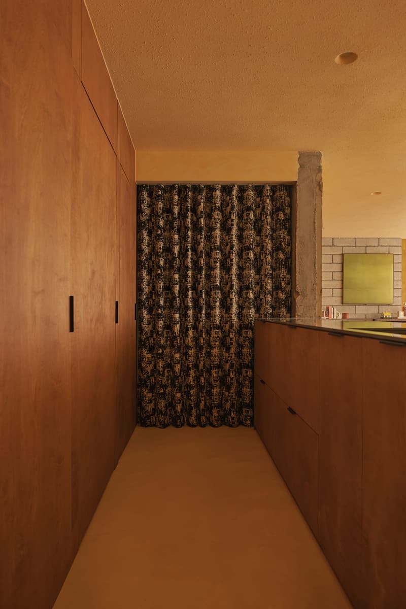 Зеленый мрамор, фанера и нержавеющая сталь в интерьере квартиры дизайнера — проект студии Ascend Design