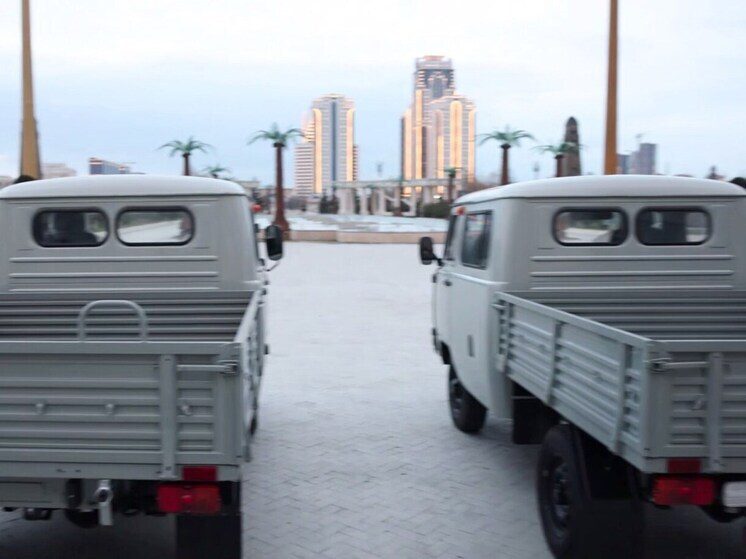 Чеченские сенатор и глава Социального фонда передали 10 внедорожников для СВО