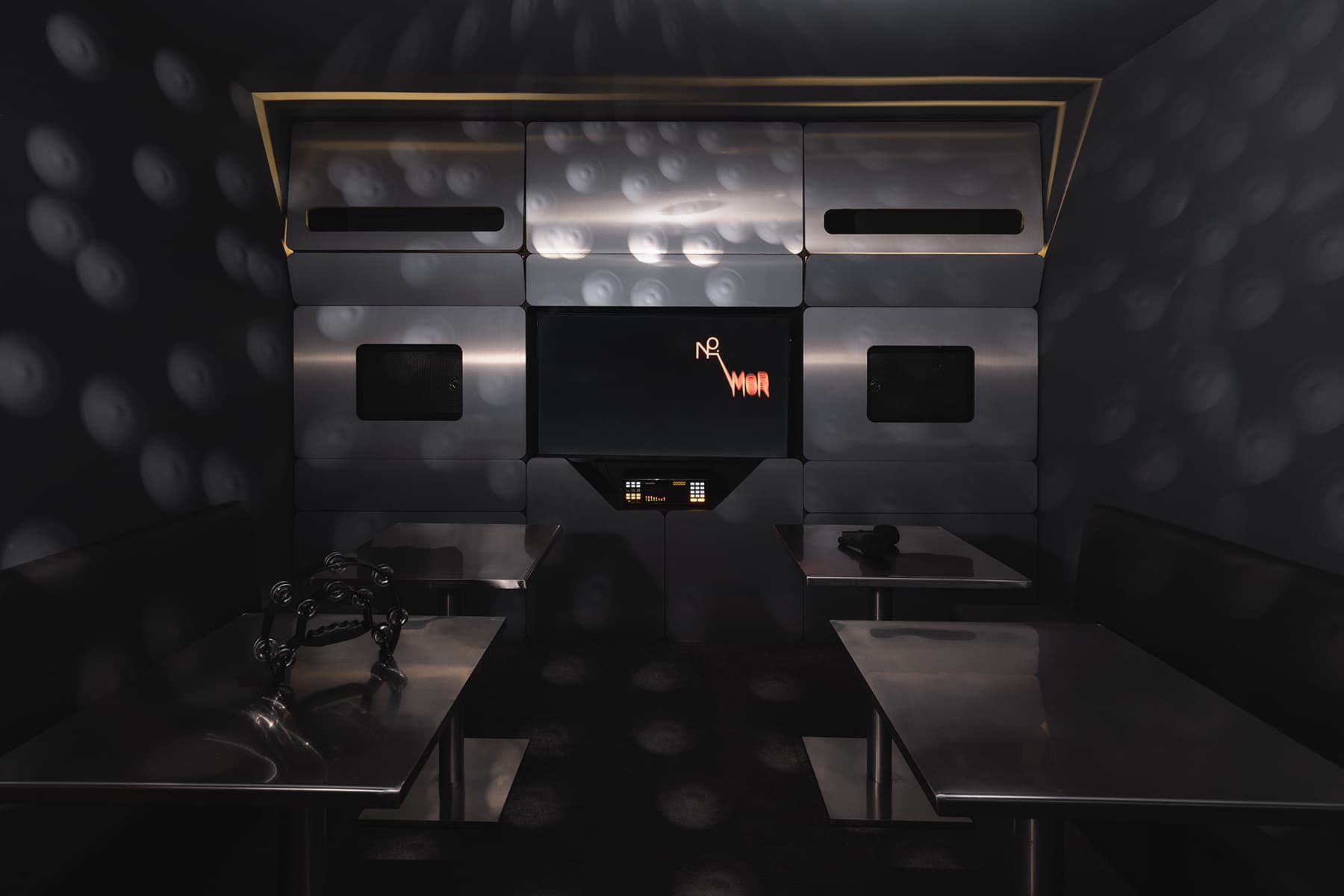 Интерьер караоке в стиле кинематографичного отеля — проект Майи Рожновской