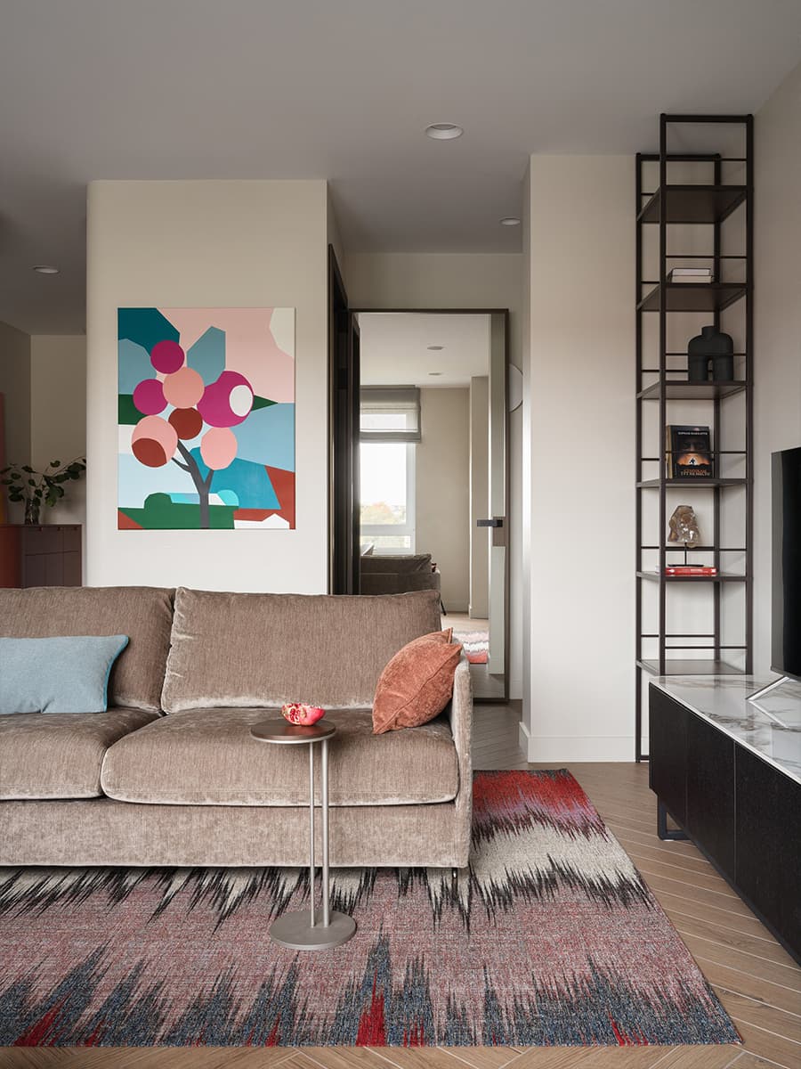 Теплые краски и скрытые хозяйственные блоки в интерьере семейной квартиры — проект Екатерины Дозорец