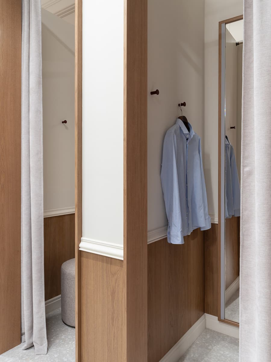 Элегантный интерьер магазина мужской одежды с отсылками к портному делу — проект студии «ПОРА»