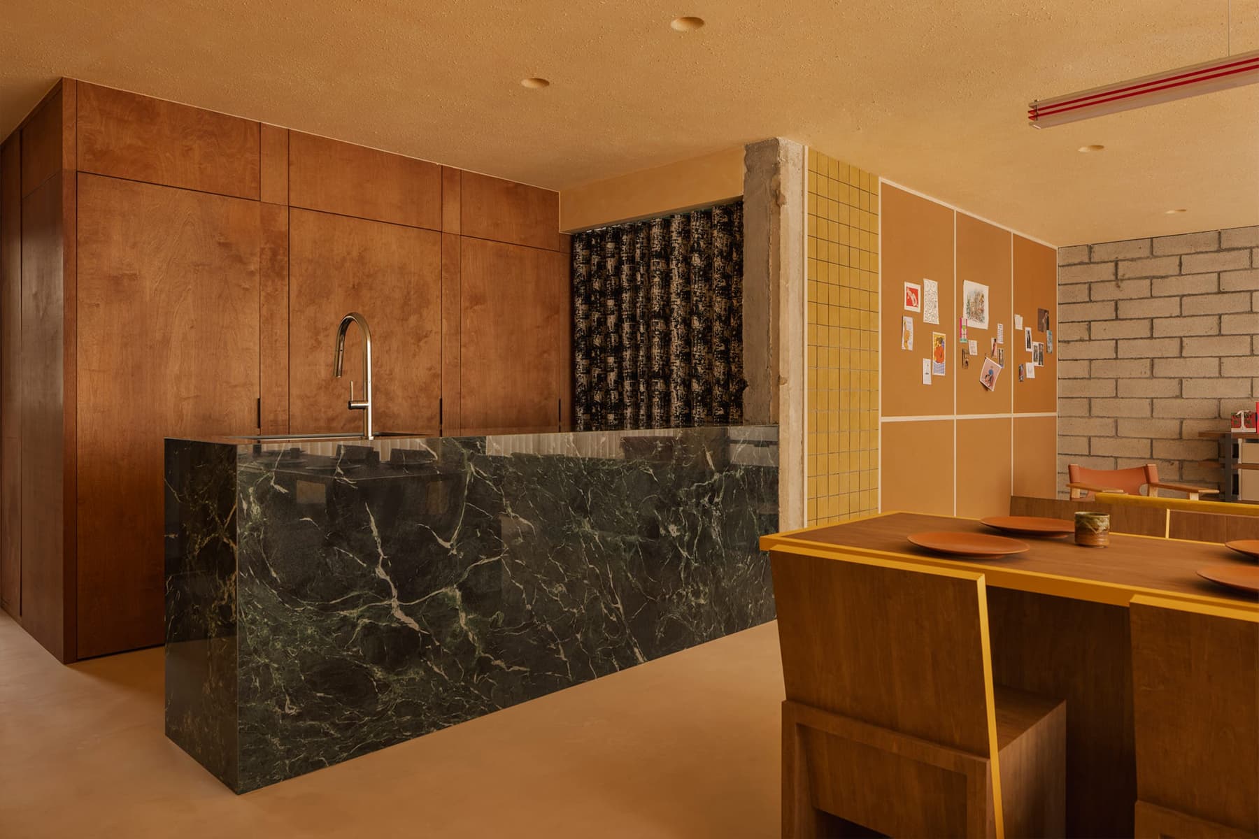 Зеленый мрамор, фанера и нержавеющая сталь в интерьере квартиры дизайнера — проект студии Ascend Design