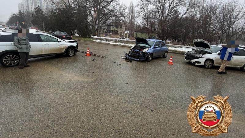 Два человека получили травмы головы в тройном ДТП в Ставрополе