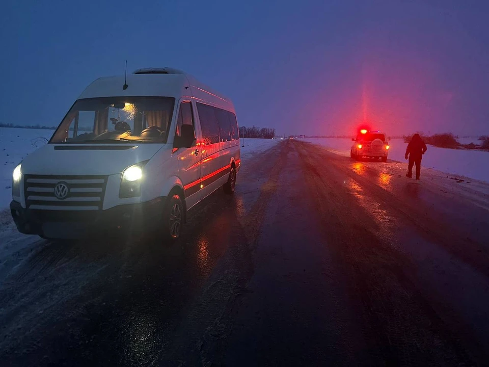 Два человека пострадали в аварии с микроавтобусом на трассе Ставрополья0
