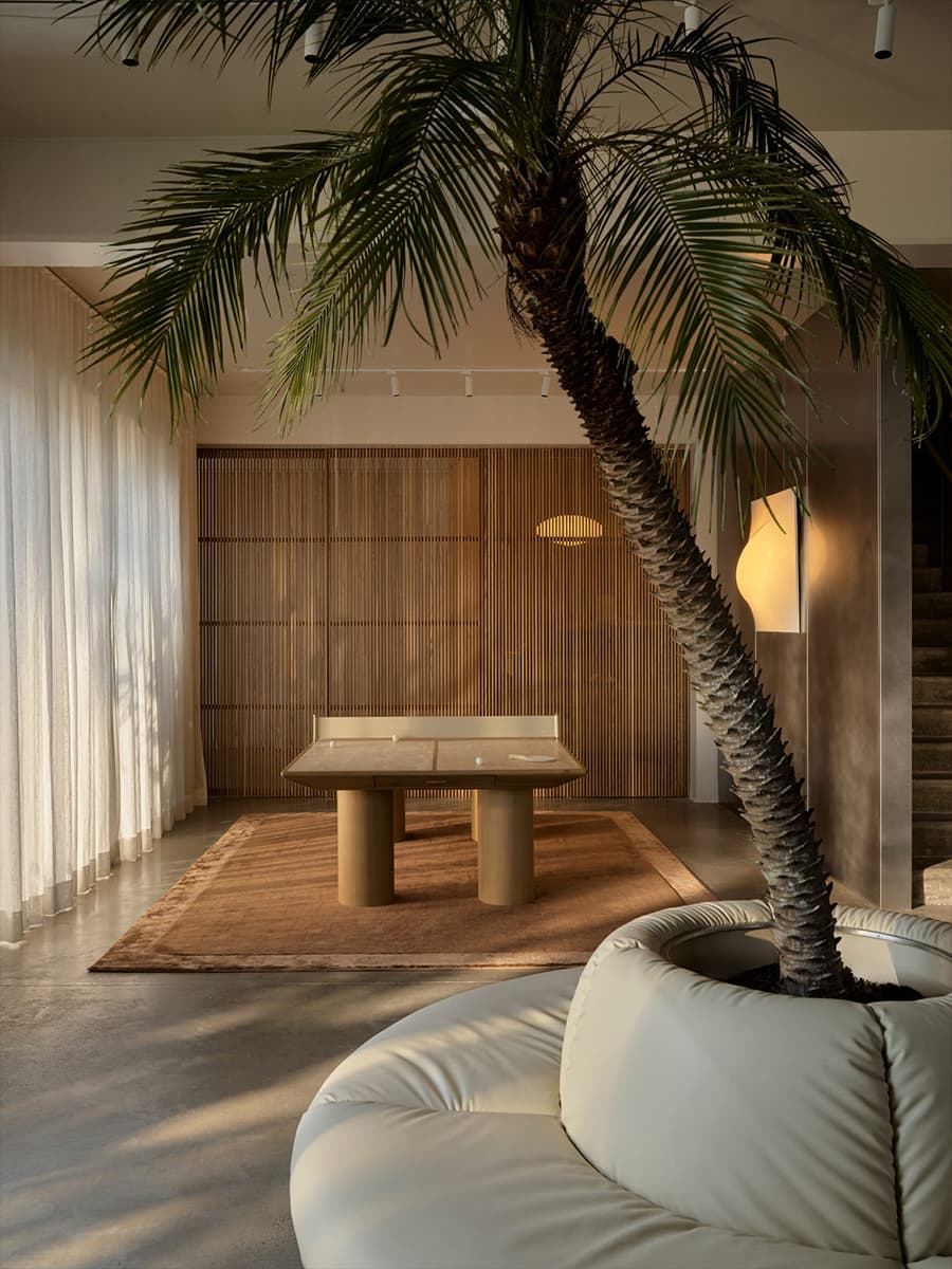 Четырехметровая пальма и лестница из стеклоблоков в интерьере австралийского шоурума — проект Ellison Studios