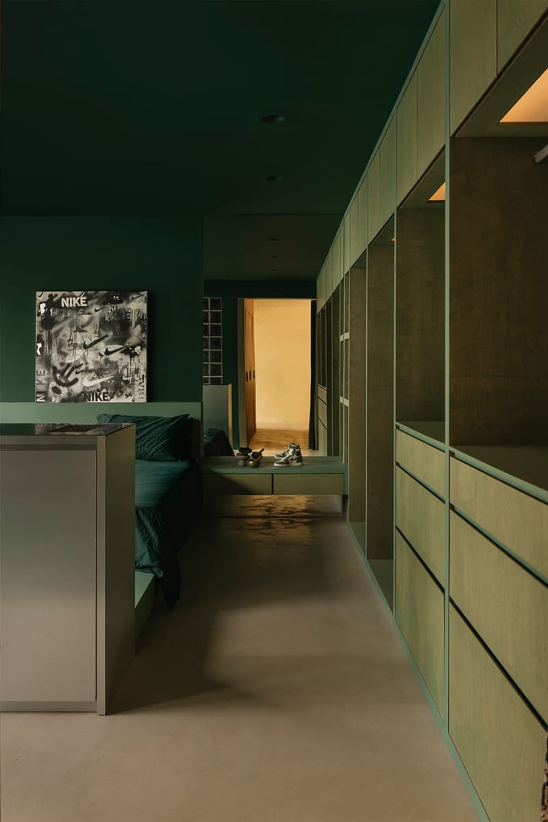 Зеленый мрамор, фанера и нержавеющая сталь в интерьере квартиры дизайнера — проект студии Ascend Design