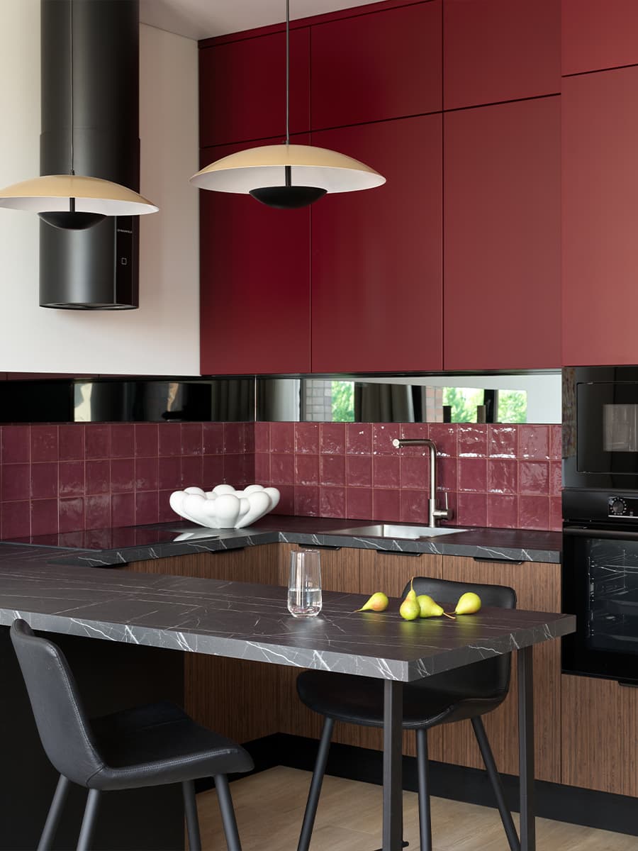 Глубокие бордовые тона в интерьере квартиры под сдачу — проект Натальи Федоровой