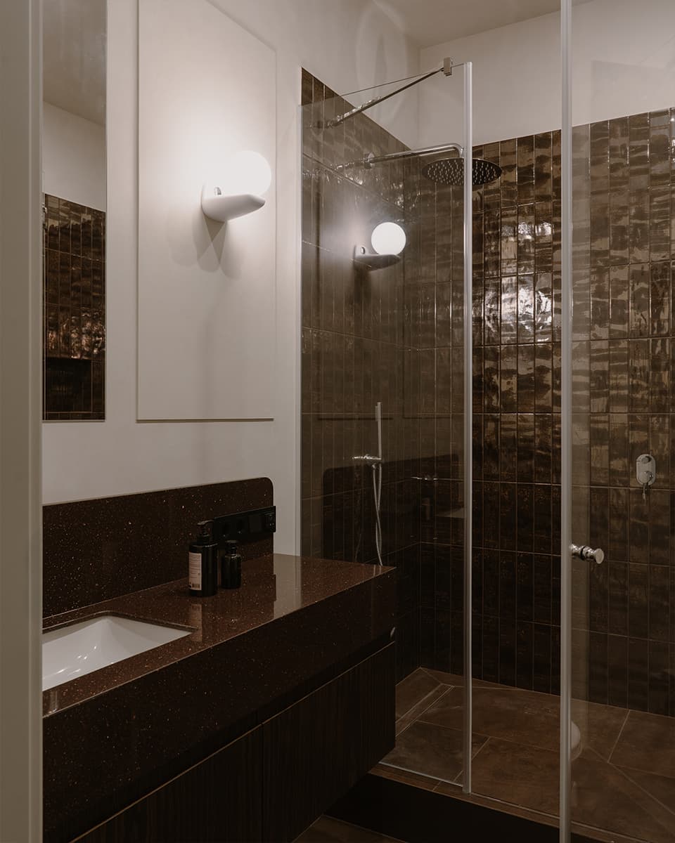 Распашные двери и кухня из нержавеющей стали в интерьере квартиры для мужчины — проект Юлии Даниловой-Нитусовой