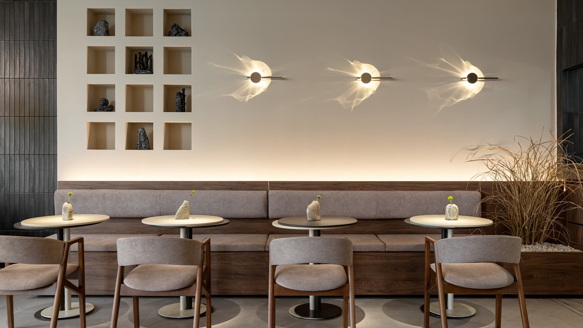 Необычные светильники и черная плитка в интерьере ресторана азиатской кухни в Казани — проект Луизы Альковой