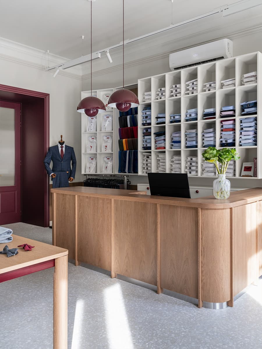 Элегантный интерьер магазина мужской одежды с отсылками к портному делу — проект студии «ПОРА»