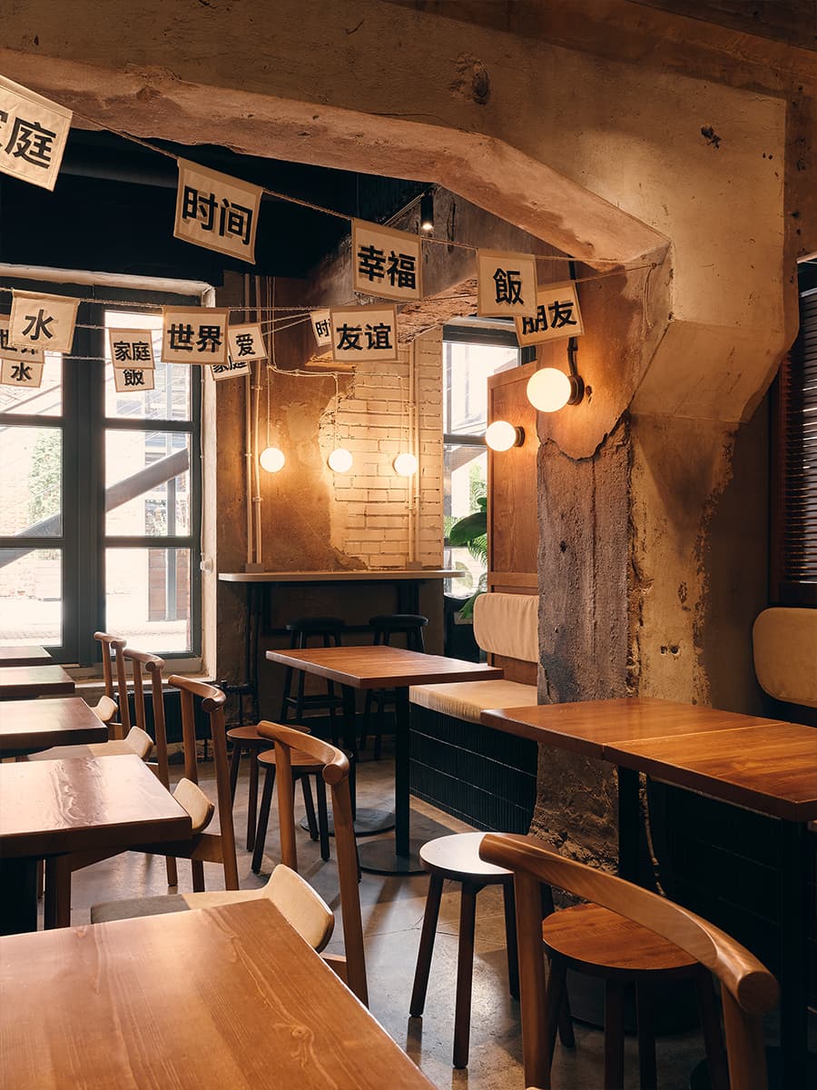 Брутальные фактуры и аутентичный декор в интерьере кафе азиатской кухни — проект Марии Бердник