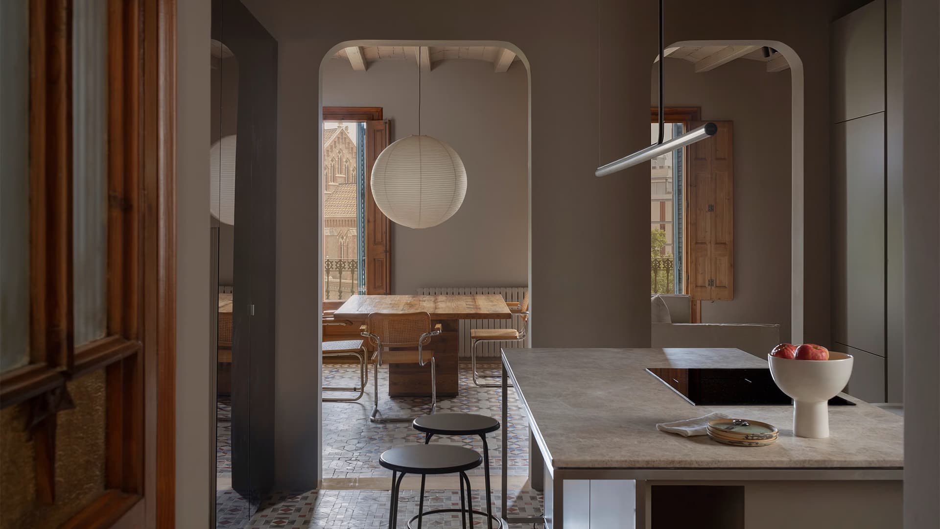 Историческая плитка и открытая планировка в отреставрированном интерьере квартиры — проект Ольги Пахарес Историческая плитка и открытая планировка в отреставрированном интерьере квартиры — проект Ольги Пахарес