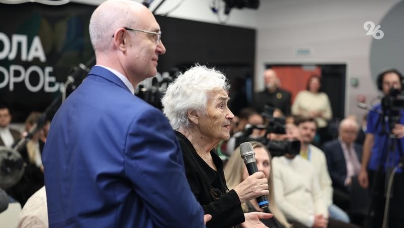 Глава Ставрополья вручил награду за трудовые достижения диктору Каравинской