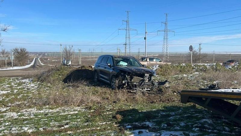 Иномарка не вписалась в T-образный перекрёсток и вылетела в поле на Ставрополье