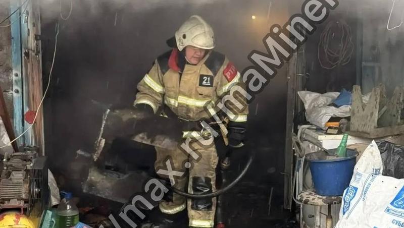 Машина загорелась в гараже в Невинномысске, где хозяин оборудовал автомастерскую