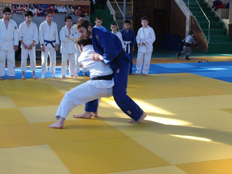 Массовая драка омрачила турнир по вольной борьбе в Грозном